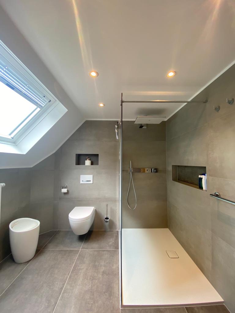 Douche ouverte en grand carrelage gris