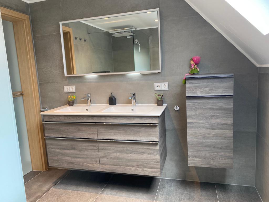 Meuble double vasque dans une salle de bains grise