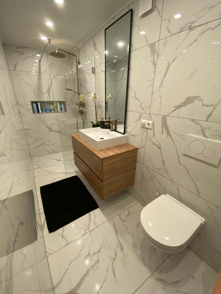 Salle de bains en carrelage effet marbre réalisée par Kayser-CS