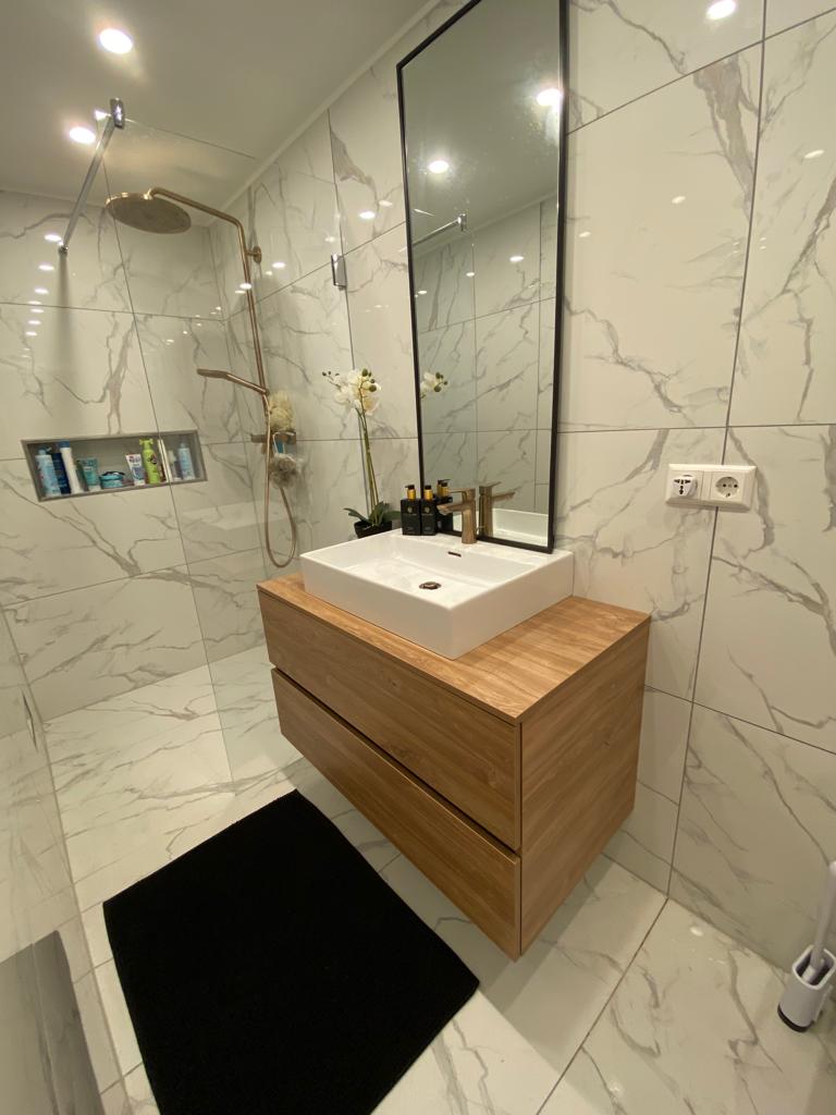Meuble vasque en bois et carrelage effet marbre