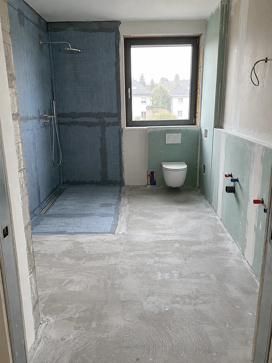 Avant les travaux : salle de bains en cours de rénovation